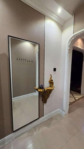 مدخل ه‍ادىء وبسيط مع رف من خشب طبيعي ( السعر للمتر...