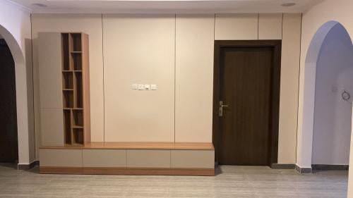 مكتبه تلفاز مودرن بأرفف مع خلفية بديل الشيبورد