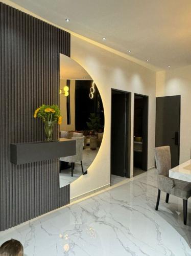 مدخل مع رف ومراه نصف دائره ( السعر للمترين )