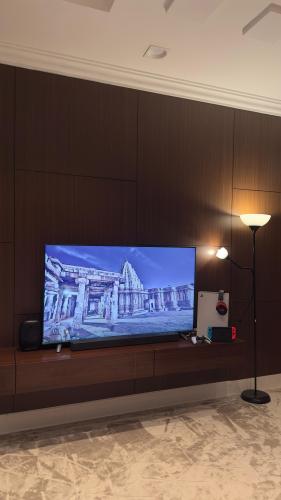 خلفية تلفاز بأستخدام بديل الشيبورد مع مكتبه معلقه...