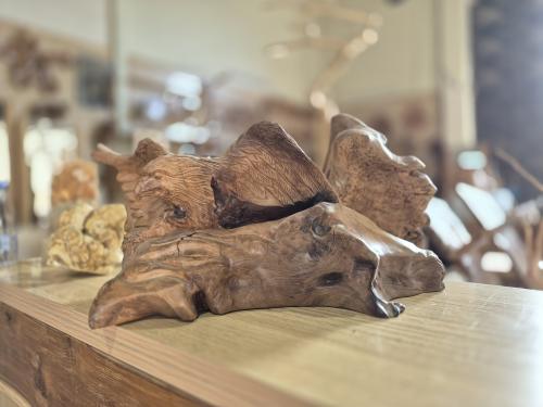 تحفه من الخشب الطبيعي منحوته على شكل صقر