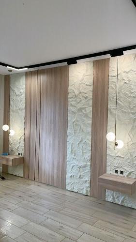 ديكور بديل الحجر مع بديل الشيبورد مناسب لغرف النوم