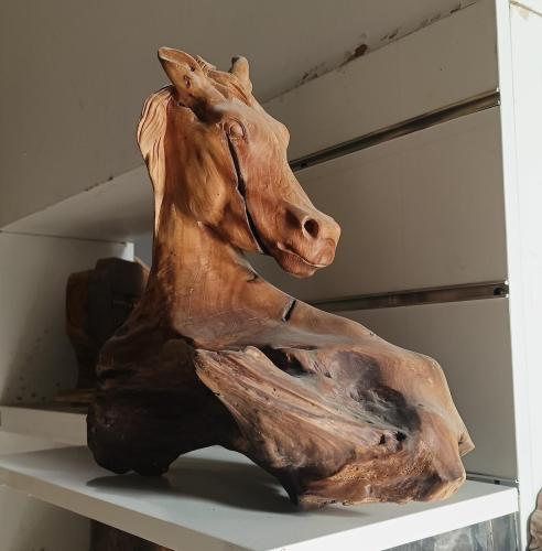 تحفه من الخشب الطبيعي منحوته على شكل خيل