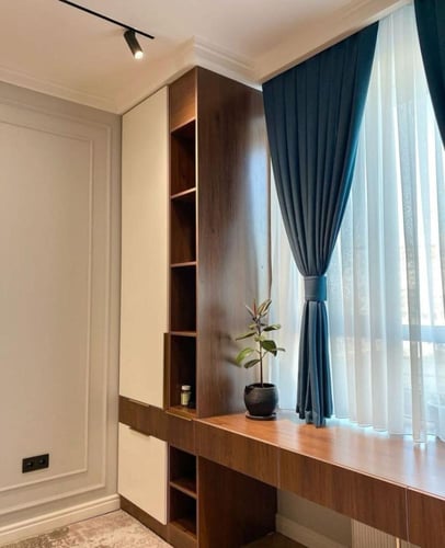 مكتب دراسي مُعلق بتصميم حديث مع وحدة أرفف