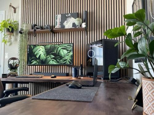 طاولة قيمنج مع ديكورات بديل الخشب