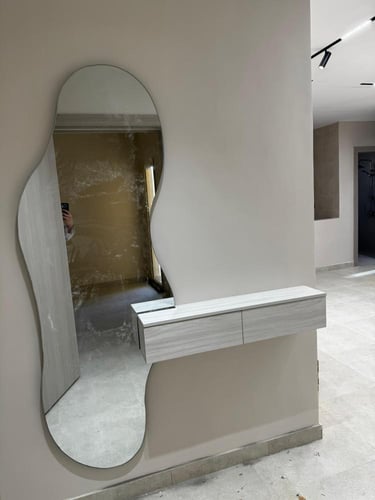 مدخل مع أدراج معلقه ومرايا مموجه