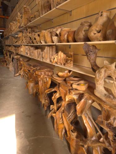 تحف يدوية منحوته من الخشب الطبيعي