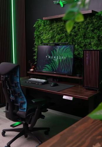 طاولة قيمنج مع ديكورات بديل الخشب