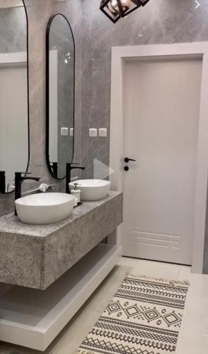 خلفية مغاسل مودرن بأستخدام بديل الرخام اللامع ( ال...