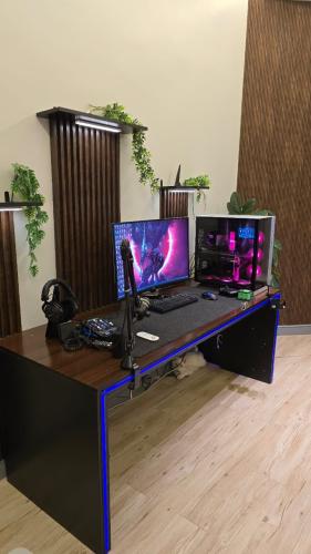 طاولة قيمنج مع ديكورات بديل الخشب