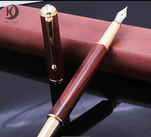 قلم خشب عالي الجودة بغطاء كريستالي أنيق