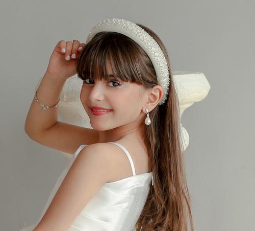 Elegant white necklace with handcrafted design