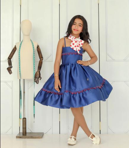A distinctive dress with a polka dot tie