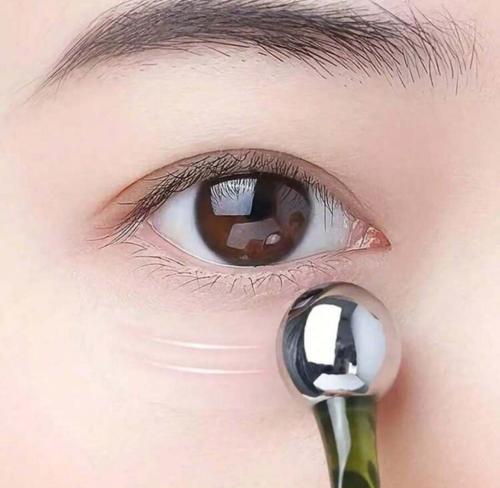 مدلك لتوزيع كريم العين وتنشيط الدورة الدموية وشد ا...