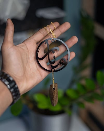 تعليقة سيارة أكريلك أسود | اسم بإطار دائري وبخور