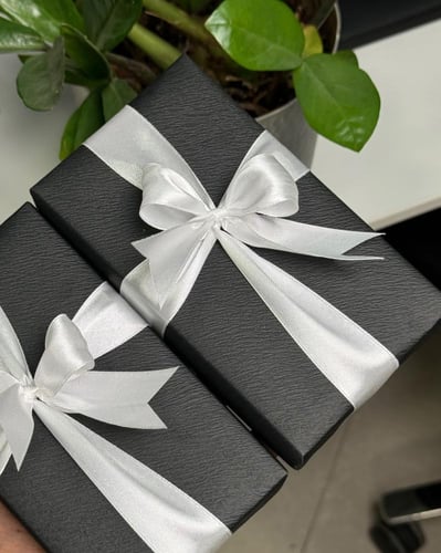 تعليقة سيارة أكريلك أسود | اسم بإطار دائري