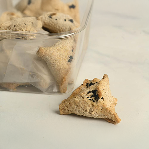 فطائر الجبن مع شرائح الزيتون الأخضر وزيت الزيتون ا...