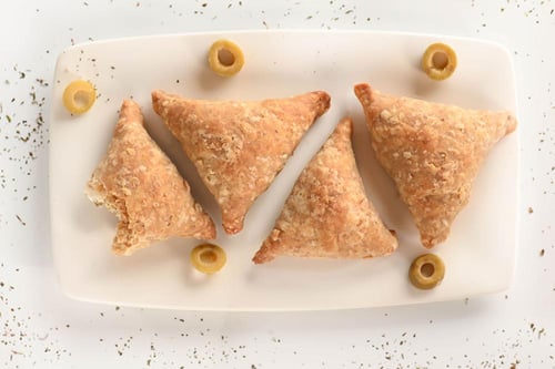 فطائر الجبن مع شرائح الزيتون الأخضر وزيت الزيتون ا...