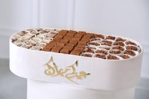 اناء فاخر يحتوي على: كرانشي شكولاتة، رنجينة كويتية...