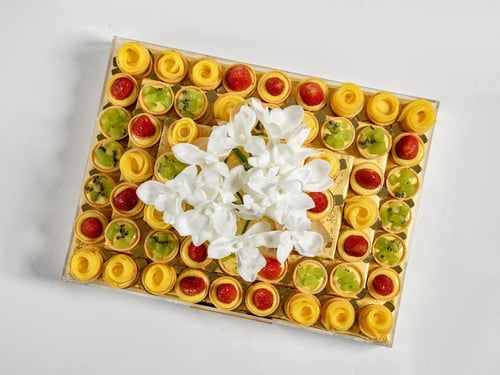 تبسي مزين بالورد ؛ 54 قطعة تارت الفواكه