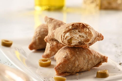 فطائر الجبن مع شرائح الزيتون الأخضر وزيت الزيتون ا...