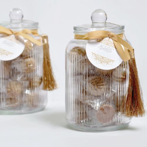 مرطبان زجاجي يحتوي على معمول نون