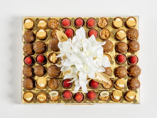 صينية أكريلك مزينة بالورد ؛ كيك شكولاتة وتارت شكول...