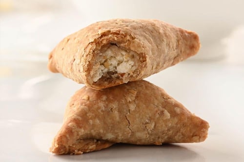 فطائر الجبن مع شرائح الزيتون الأخضر وزيت الزيتون ا...