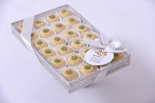 تبسي فضي يحتوي على 30 قطعة معمول وردات الفستق