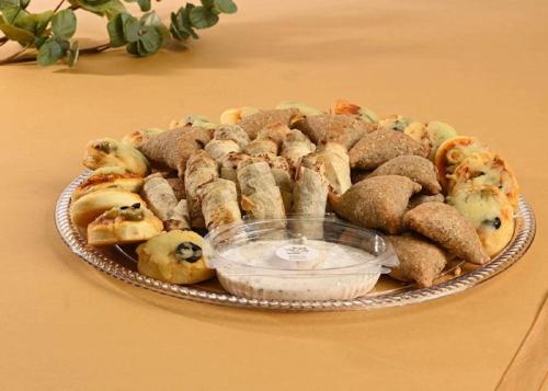 طبق معجنات مشكلة (50 قطعة) | تشكيلة معجنات فاخرة