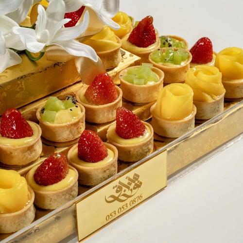 تبسي مزين بالورد ؛ 54 قطعة تارت الفواكه
