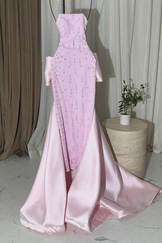 فستان ملكه وردي فخم