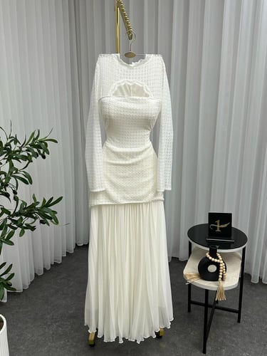 فستان ابيض ناعم