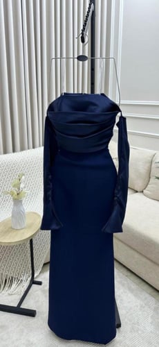 فستان احمر ناعم طويل