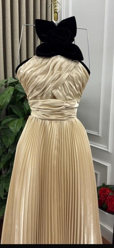 فستان ذهبي فخم