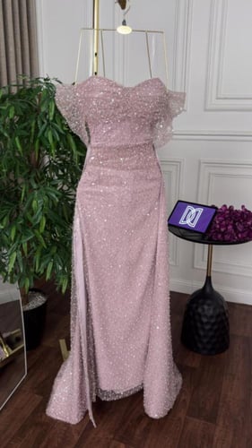 فستان ملكه سهره وردي فخم