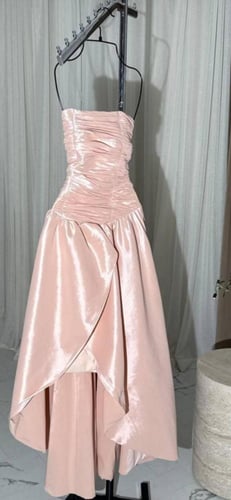 فستان وردي بلا اكمام