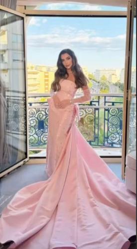 فستان ملكه وردي فخم