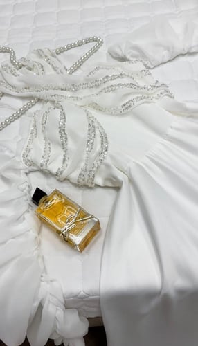 فستان حمل ابيض مع قفاز