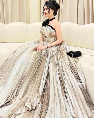 فستان ذهبي فخم