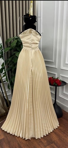 فستان ذهبي فخم