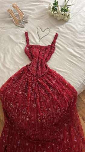 فستان احمر خرز