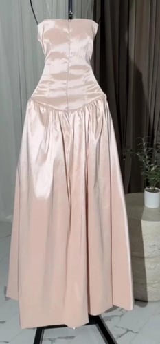 فستان وردي بلا اكمام