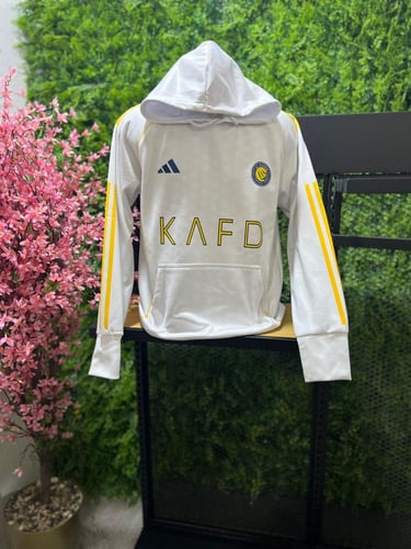 بلوفر النصر الأبيض 2026 بخطوط صفراء