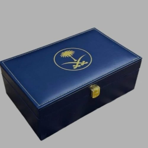 علب جلد بشعار سيفين ونخله