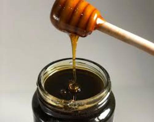 عسل السلام الأسود - كنوز الصحة من رحيق شجرة السلام