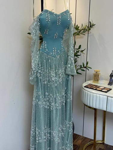 فستان سهره راقي مرصع بالكرستل مع ذيل انيق