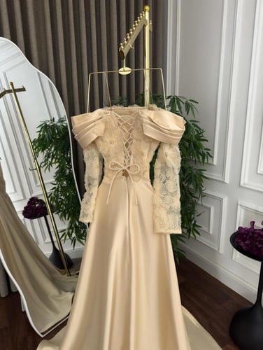 فستان سهره راقي مرصع بالكرستل مع ذيل انيق