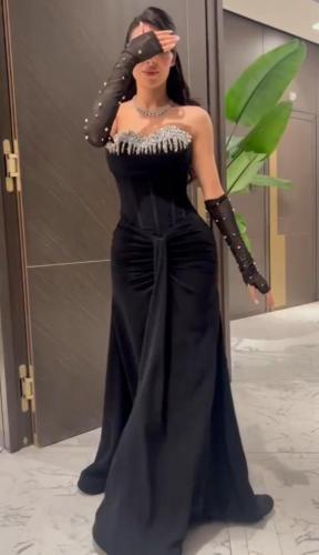 فستان اسود مزين بالصدر بفصوص وكريستال لامع على اكم...