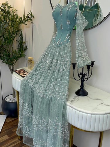 فستان سهره راقي مرصع بالكرستل مع ذيل انيق